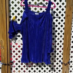 Cold shoulder crinkle top